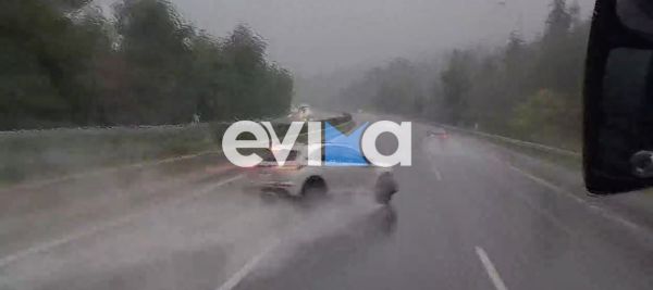 Τροχαίο στην Ε.Ο. Αθηνών Λαμίας: ΙΧ έπεσε σε μπάρες και σε λεωφορείο