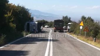 Τούμπαρε νταλίκα στις στροφές του Δομοκού (+Φώτο)