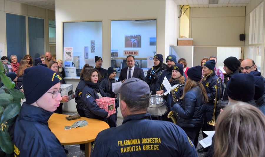 Τα κάλαντα στο Δημαρχείο Καρδίτσας από τη Φιλαρμονική