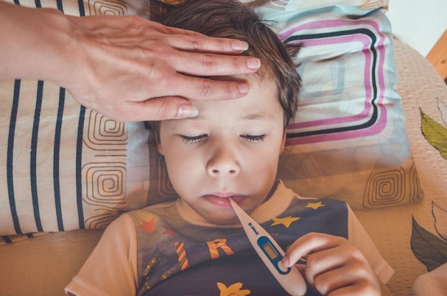 Ελληνική Παιδιατρική Εταιρεία: Οδηγίες για να πέσει ο πυρετός των παιδιών με φυσικό τρόπο