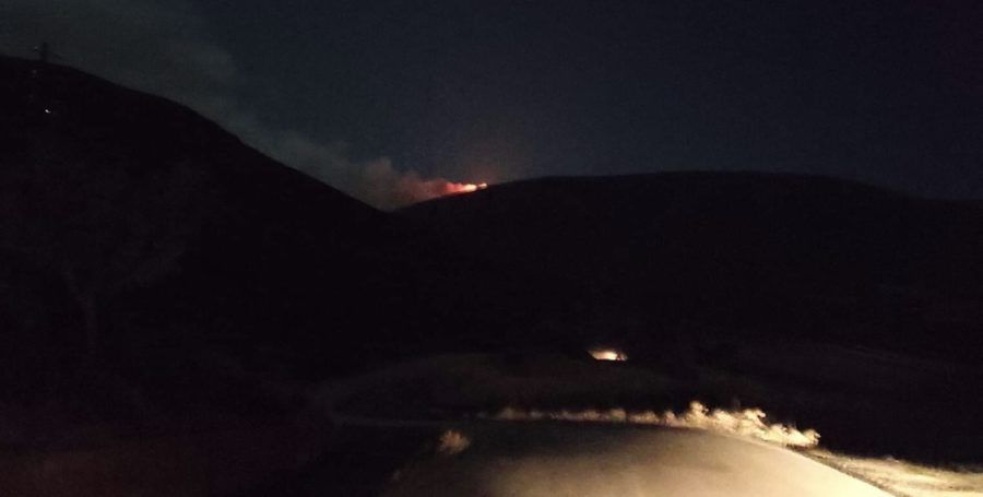 Φάρσαλα: Σε εξέλιξη από το βράδυ της Τρίτης πυρκαγιά στο όρος Κασιδιάρης
