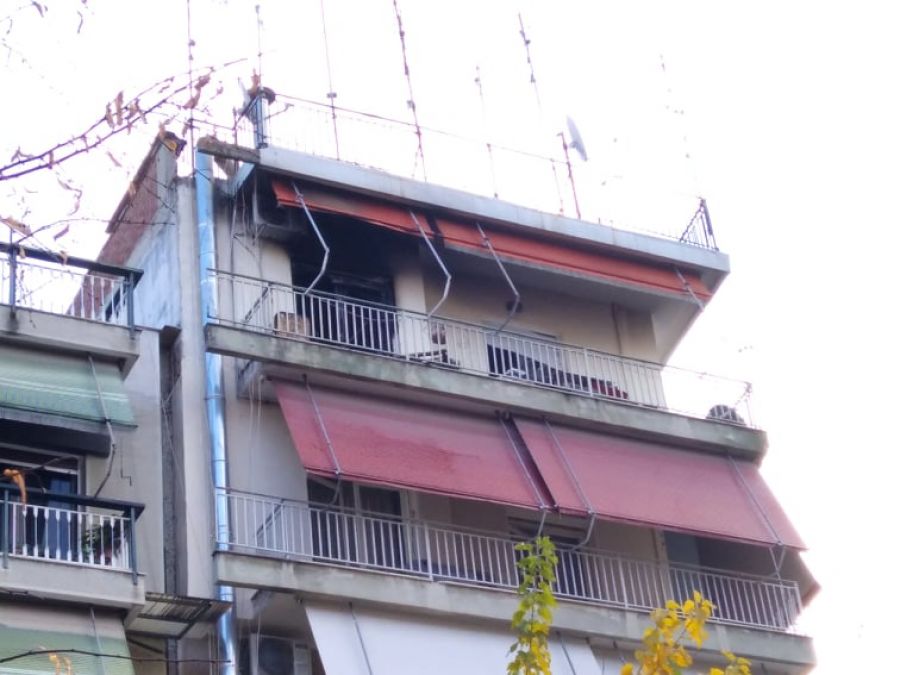 Λάρισα: Πυρκαγιά σε διαμέρισμα 5ου ορόφου – Οι πυροσβέστες απομάκρυναν άτομο από την βεράντα