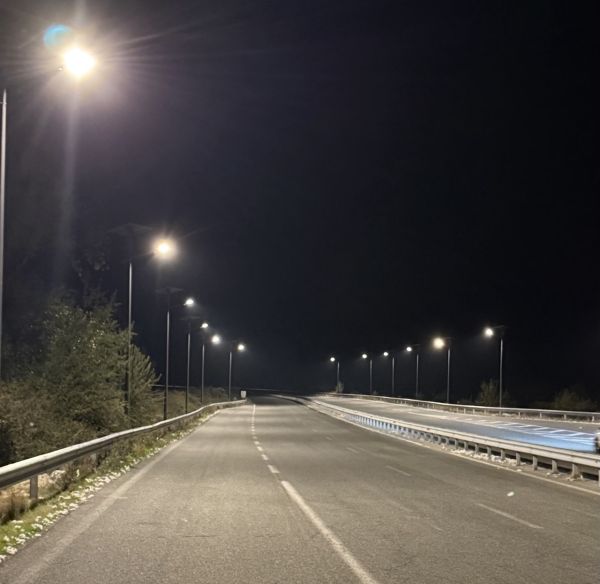 Στην Περιφέρεια Θεσσαλίας εγκαθίστανται 6.100 δίκτυα φωτισμού τεχνολογίας led με φωτοβολταϊκά