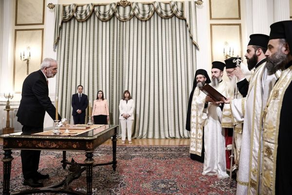 Ορκίσθηκε ο Ιωάννης Σαρμάς ως πρωθυπουργός