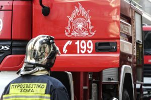 Πυρκαγιά σε αποθηκευτικό χώρο επιχείρησης στους Σοφάδες - Υπάρχουν και οχήματα σταθμευμένα