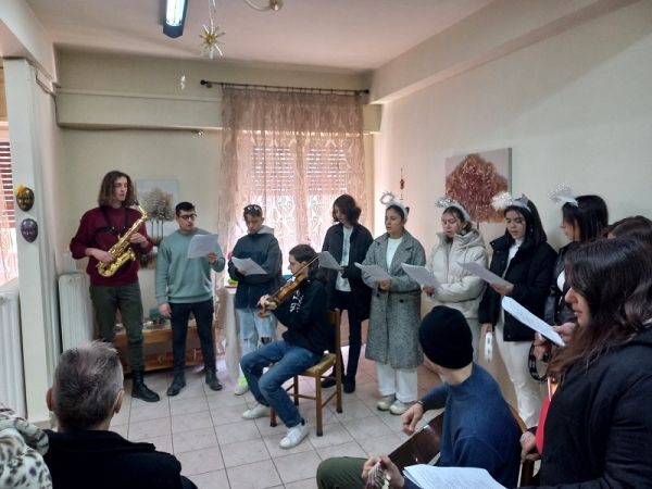 Επίσκεψη του Μουσικού Λυκείου στον ξενώνα "Ζέφυρος" του Γ.Ν. Καρδίτσας