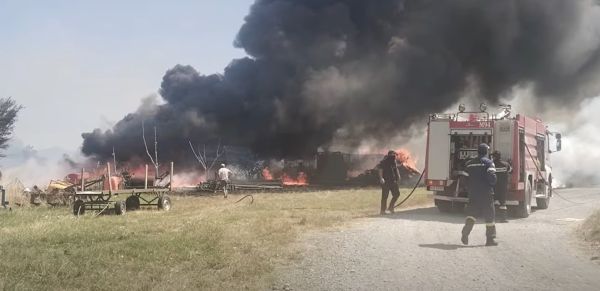 Μεγάλη επιχείρηση της πυροσβεστικής υπηρεσίας σε πυρκαγιά στο Σταυρό Καρδίτσας - Τέθηκε υπό μερικό έλεγχο (+Φωτο)