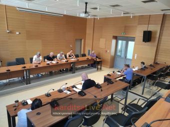 Πίδακες νερού με φώτα τοποθετούνται στον κυκλικό κόμβο στον υδατόπυργο