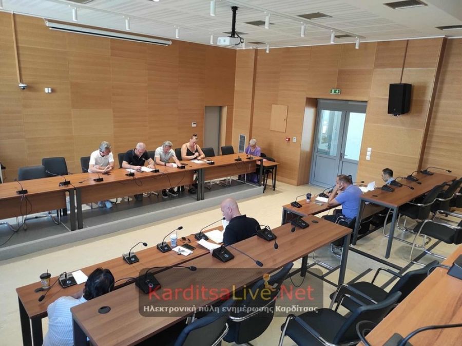 Πίδακες νερού με φώτα τοποθετούνται στον κυκλικό κόμβο στον υδατόπυργο