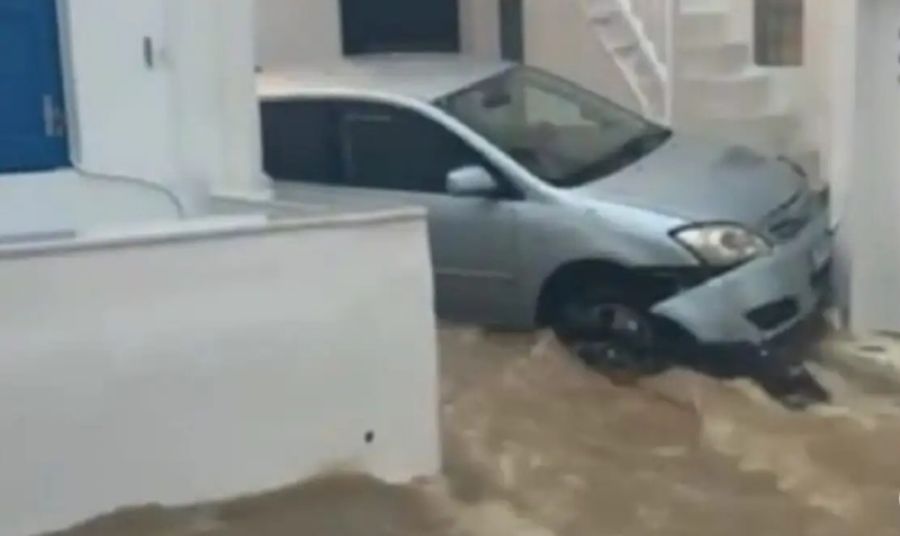 Κακοκαιρία στις Κυκλάδες: Πλημμύρισε και η Μύκονος, χείμαρροι παρέσυραν αυτοκίνητα