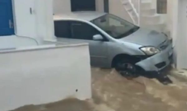 Κακοκαιρία στις Κυκλάδες: Πλημμύρισε και η Μύκονος, χείμαρροι παρέσυραν αυτοκίνητα