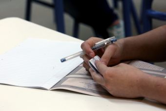 Θεσσαλονίκη: Εισαγγελική έρευνα για διαγωνιζόμενο των πανελλαδικών εξετάσεων που πιάστηκε με «ψείρα» στο αφτί