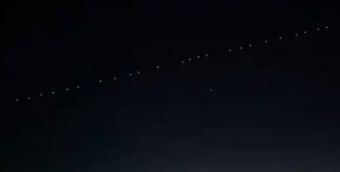 Οι φωτεινοί δορυφόροι του Έλον Μασκ &quot;γέμισαν&quot; το νυχτερινό ουρανό (+Βίντεο)