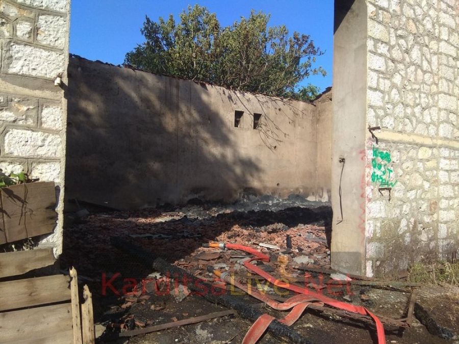 Καρδίτσα: Αγνώστου ιδιοκτήτη άχυρο κατέκαψε εγκαταλειμμένη αποθήκη (+Φώτο +Βίντεο)
