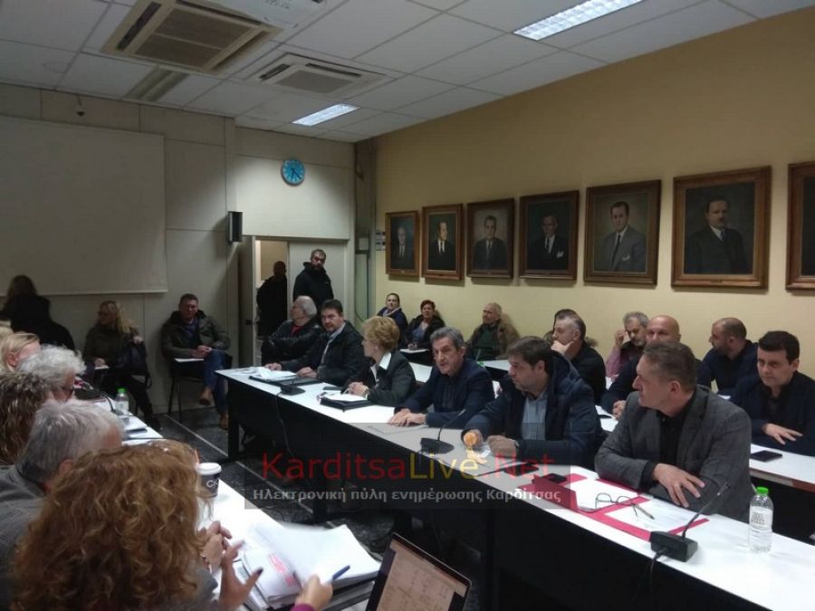 Στο πλευρό συμβασιούχων του νοσοκομείου και δασεργατών το Δημοτικό Συμβούλιο Καρδίτσας (+Βίντεο)