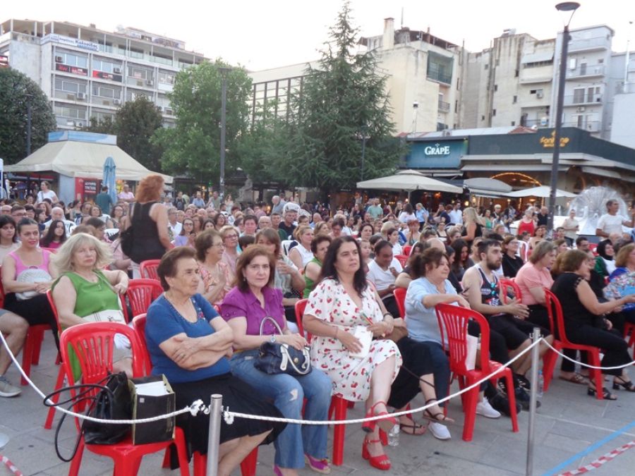 Ένα πολύχρωμο «μωσαϊκό» χορών, τραγουδιών, μουσικής και παραδόσεων ξετυλίγεται καθημερινά στα 57α Καραϊσκάκεια