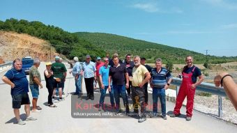 Εξαντλήθηκε η υπομονή των κατοίκων του Αμπελικού για την μη χρήση της νέας γέφυρας (+Φωτο +Βίντεο)