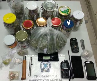 Συνελήφθησαν δύο άτομα στη Λάρισα για παράβαση των νόμων περί ναρκωτικών και περί όπλων