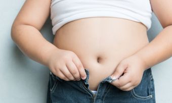 Πώς βοηθάμε τα υπέρβαρα παιδιά να χάσουν κιλά με υγιεινό τρόπο
