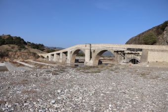 Σε εξέλιξη οι εργασίες στερέωσης και αποκατάστασης της πέτρινης τοξωτής γέφυρας της Σαρακίνας