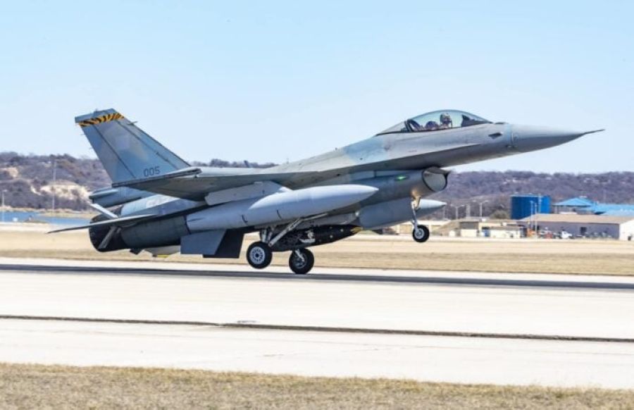 Χαμηλή πτήση μαχητικού αεροσκάφους F16 πάνω από την Καρδίτσα το μεσημέρι της Τετάρτης (5/11)