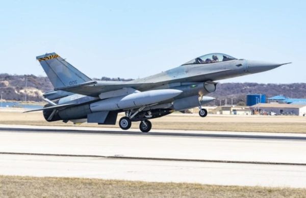 Χαμηλή πτήση μαχητικού αεροσκάφους F16 πάνω από την Καρδίτσα το μεσημέρι της Τετάρτης (5/11)