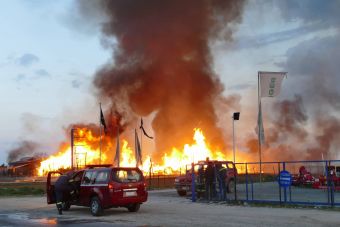 Σε εξέλιξη μεγάλη φωτιά σε εργοστάσιο ξυλείας στη Λάρισα (+Φώτο +Βίντεο)
