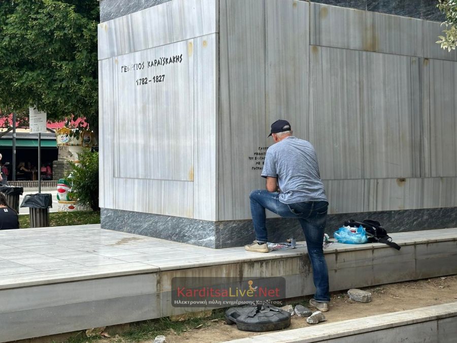 Αποκαθίστανται οι ξεθωριασμένες επιγραφές στον ανδριάντα του Γ. Καραϊσκάκη - Παραμένει προβληματική η εικόνα του βάθρου(+Φωτο)