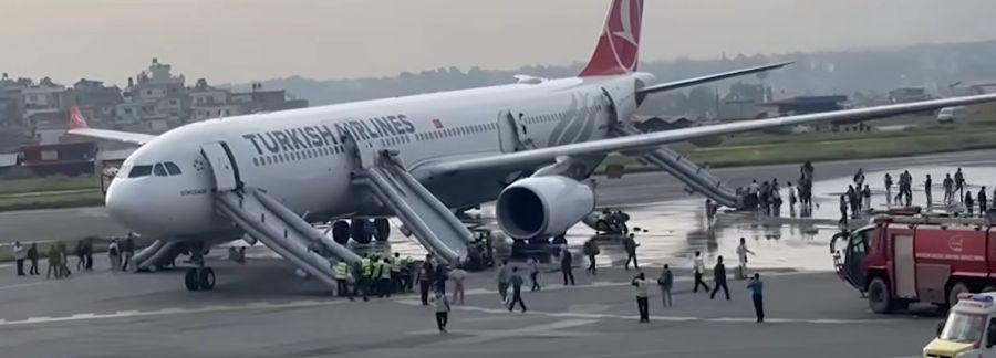 Μικρής έκτασης πυρκαγιά σε τροχό αεροσκάφους κατά την προσγείωση στο Νεπάλ - Από τις εξόδους κινδύνου βγήκαν οι 288 επιβαίνοντες (+Βίντεο)