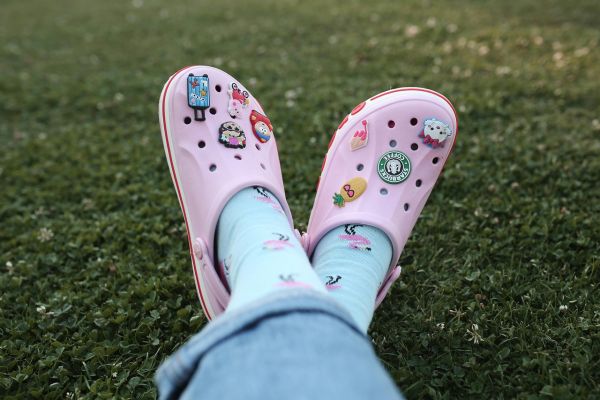 Η Νέα εποχή της ανδρικής παντόφλας: Γιατί τα Crocs Slides είναι παντού