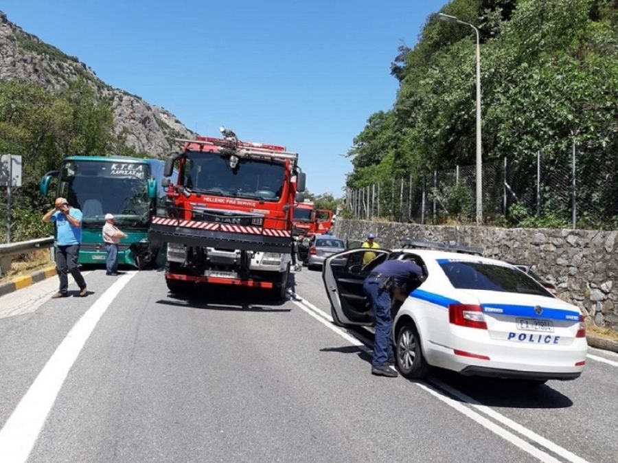 Σύγκρουση λεωφορείου του ΚΤΕΛ Λάρισας με αυτοκίνητο στα Τέμπη - Τρεις τραυματίες, ο ένας σοβαρά