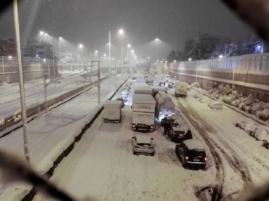 Κακοκαιρία Ελπίς: Χιονοθύελλα ταλαιπωρίας, παραμένουν εγκλωβισμένοι οδηγοί - Ολονύχτια επιχείρηση του στρατού