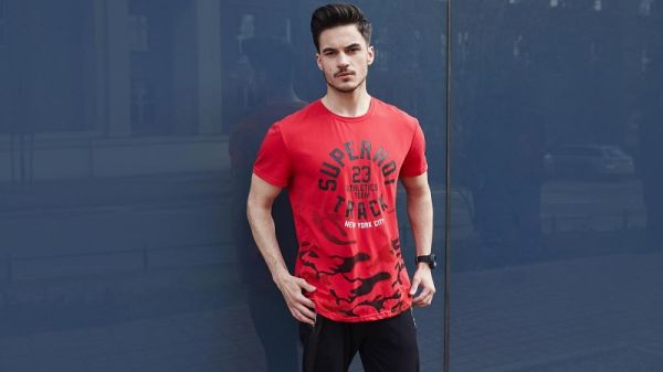 Θα στο κλέψει ούτως ή άλλως: ανδρικά μπλουζάκια που ταιριάζουν και στο κορίτσι σου