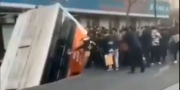 Κίνα: Άνοιξε τρύπα στο δρόμο και "κατάπιε" λεωφορείο - 6 νεκροί, τραυματίες και αγνοούμενοι (+Βίντεο)