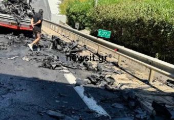 Καταστράφηκε ολοσχερώς αυτοκίνητο 2,5 εκατ. ευρώ (!) μετά από πυρκαγιά εντός της Αττικής Οδού - Σώοι οι επιβαίνοντες