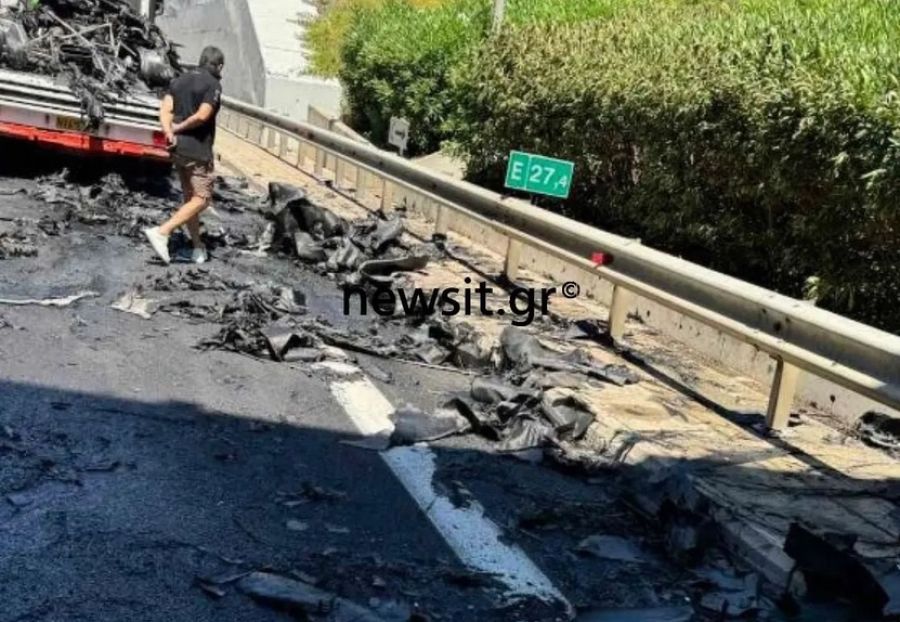 Καταστράφηκε ολοσχερώς αυτοκίνητο 2,5 εκατ. ευρώ (!) μετά από πυρκαγιά εντός της Αττικής Οδού - Σώοι οι επιβαίνοντες