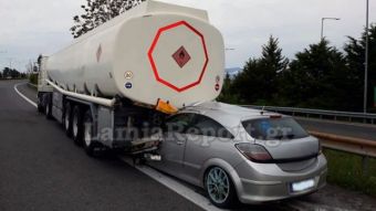 Φθιώτιδα: Αυτοκίνητο "καρφώθηκε" σε βυτιοφόρο