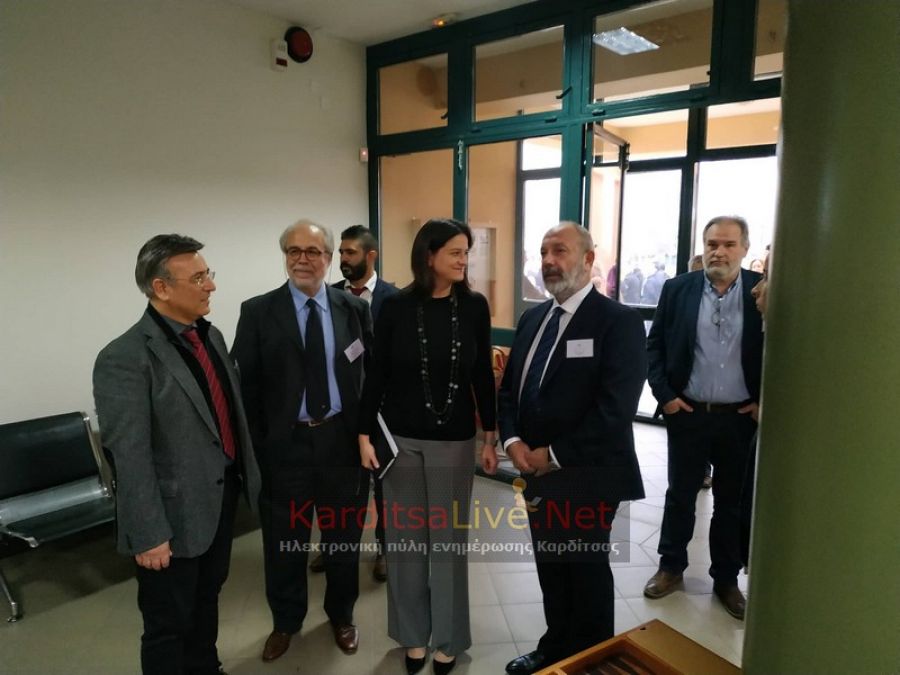 Σε αναμονή του Πρωθυπουργού - Στην Καρδίτσα ξανά η Κεραμέως - Στο σημείο και διαδηλωτές (+Φώτο +Βίντεο)