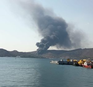 Σαλαμίνα: Υπό έλεγχο ο κίνδυνος επέκτασης – Ισχυρές δυνάμεις παραμένουν στην περιοχή