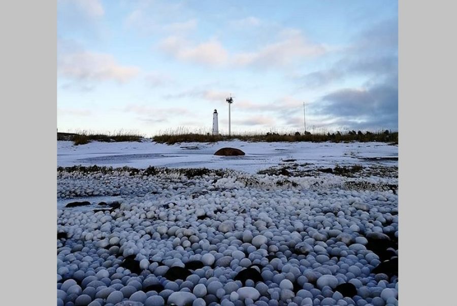 Σπάνιο φαινόμενο στη Φινλανδία – Παράξενες μπάλες πάγου κάλυψαν μια ολόκληρη παραλία (+Βίντεο)