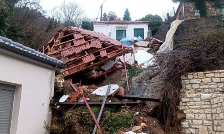 Τζουμέρκα: Μεγάλη κατολίσθηση στους Μελισσουργούς, ζημιές σε σπίτια (+Φωτο)
