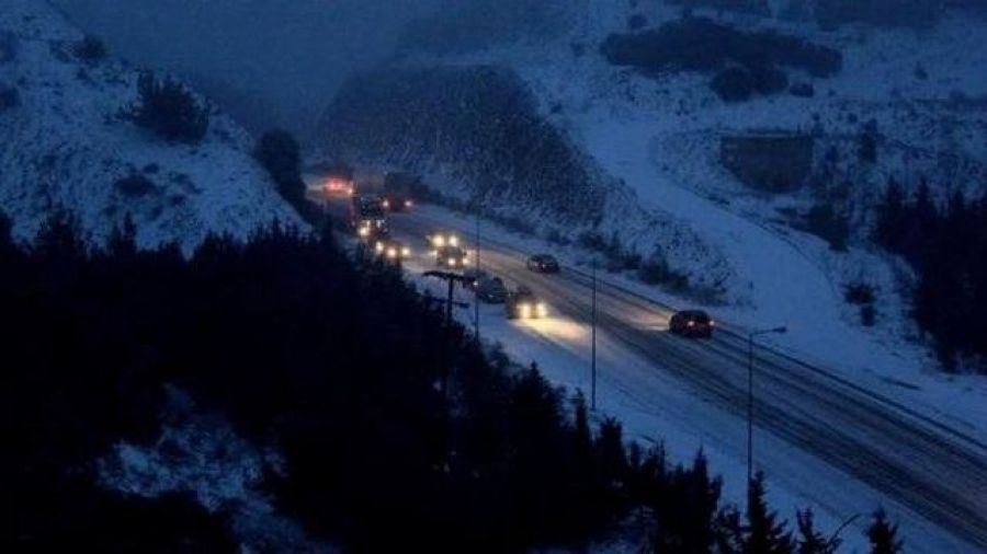 Φθιώτιδα: Έντονη χιονόπτωση και εγκλωβισμένα οχήματα στο δρόμο Λαμία - Δομοκός