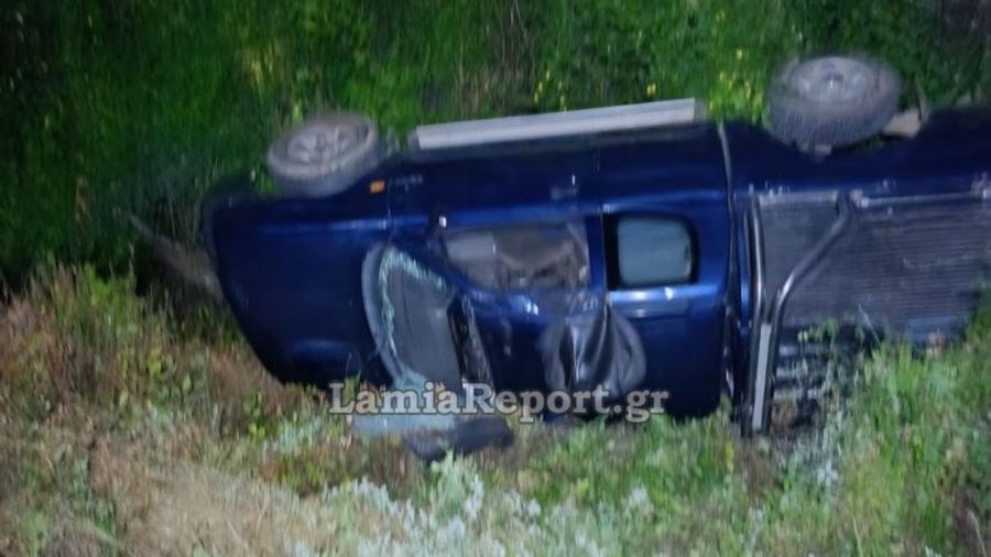 Φθιώτιδα: Αυτοκίνητο έφερε "τούμπες" και σταμάτησε σε δέντρο - Σώοι οι δύο επιβαίνοντες (+Φωτο)