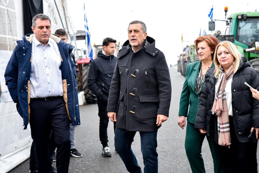 Στο "μπλόκο" των αγροτών στον Ε65 ο Περιφερειάρχης Θεσσαλίας Δημ. Κουρέτας