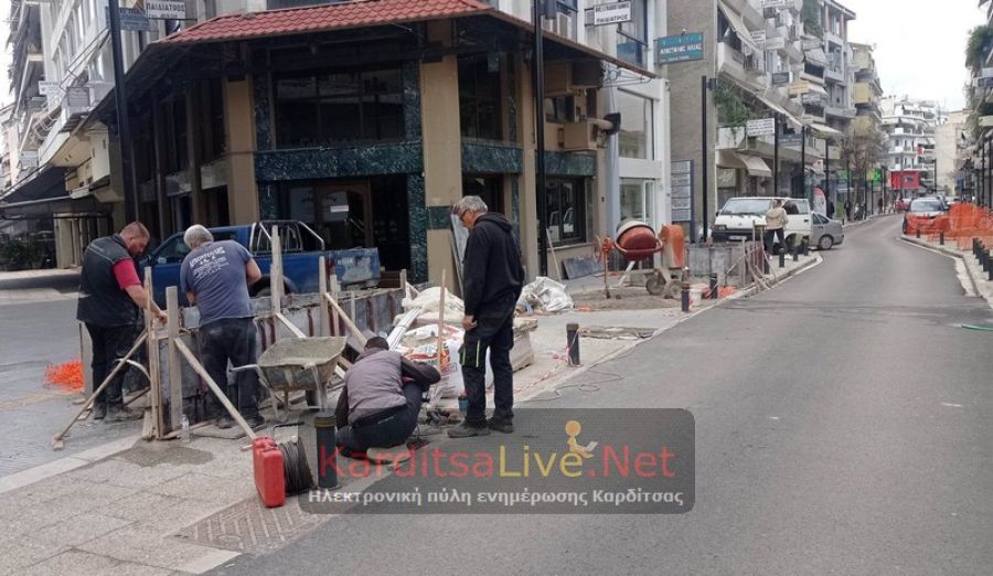Καρδίτσα: Με …ζαρντινιέρες η επανέναρξη εργασιών για την αποπεράτωση της ανάπλασης της οδού Χαρίτου