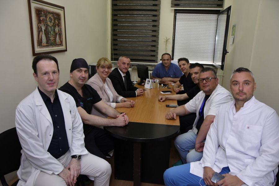 Ρομποτική Αρθροπλαστική Γόνατος για πρώτη φορά στην Πανεπιστημιακή Κλινική Σκοπίων από την Α΄ Ορθοπαιδική Κλινική Ρομποτικής Χειρουργικής του ΙΑΣΩ Θεσσαλίας