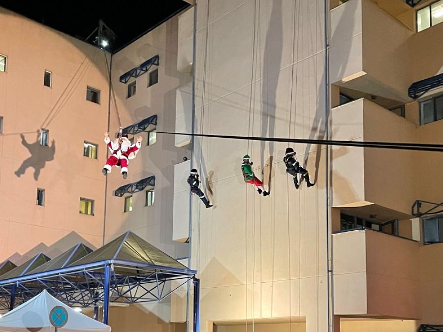 Με εντυπωσιακό τρόπο η άφιξη του Άη Βασίλη στο Πανεπιστημιακό Νοσοκομείο Λάρισας