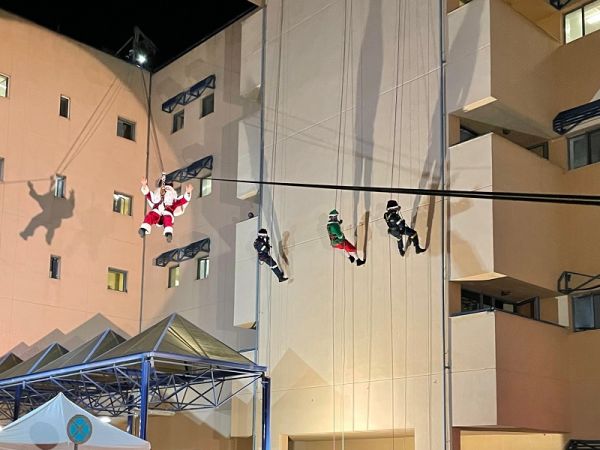 Με εντυπωσιακό τρόπο η άφιξη του Άη Βασίλη στο Πανεπιστημιακό Νοσοκομείο Λάρισας