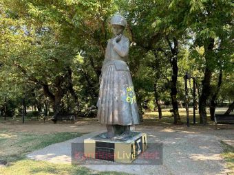 Θύμα των γκράφιτι το άγαλμα της αγρότισσας μάνας στην πλατεία Πλαστήρα (+Φωτο)