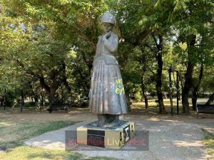 Θύμα των γκράφιτι το άγαλμα της αγρότισσας μάνας στην πλατεία Πλαστήρα (+Φωτο)